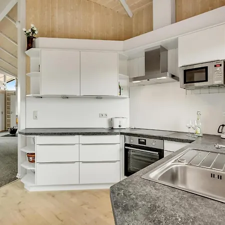 Nice Home In Hvide Sande With Sauna بيت للعطل *